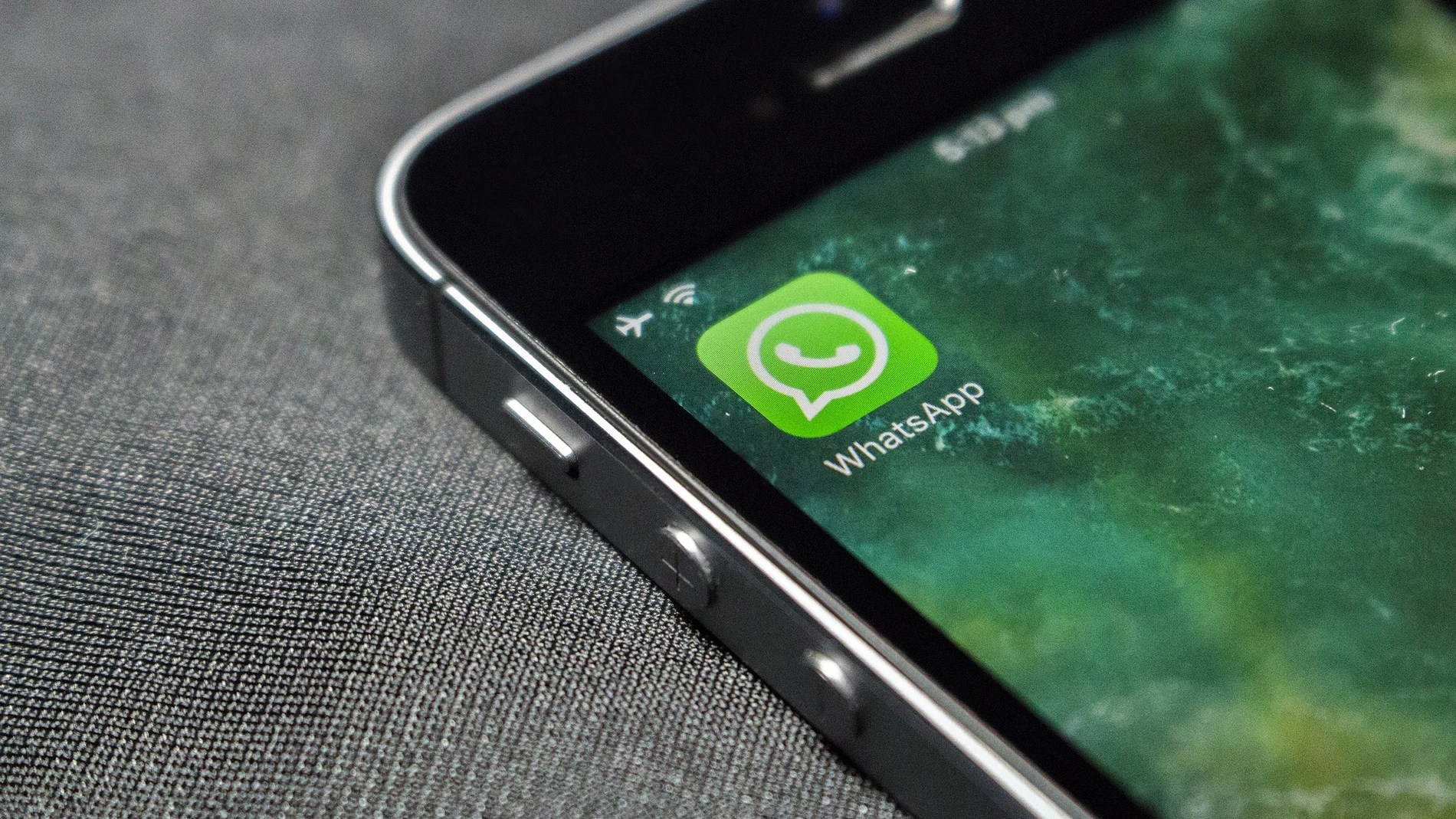 Cómo evitar que WhatsApp llene la galería de tu móvil con imágenes y vídeos irrelevantes