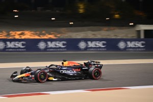 Verstappen logra la pole en Baréin para iniciar la defensa de su título