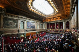 Francia inscribe la “libertad garantizada” de abortar en su Constitución
