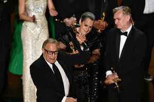 “Oppenheimer” se coronó como la mejor película al triunfar en los Óscar con siete premios