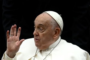 El papa Francisco dice que “le dan lástima” los curas españoles que rezan por su muerte