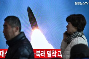 Corea del Norte lanzó un misil no identificado al mar de Japón coincidiendo con la visita de Blinken