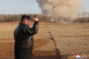 Kim Jong-un supervisó una “exitosa” prueba de motor de un nuevo misil hipersónico
