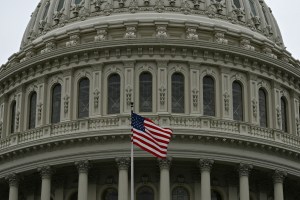 Congreso de EEUU alcanza acuerdo a último minuto y evita cierre parcial del gobierno