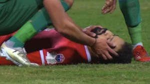 “Su corazón se detuvo”: Futbolista se desplomó en pleno partido tras sufrir un infarto (VIDEO)