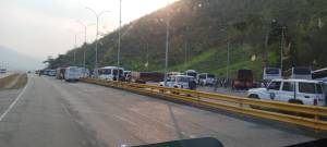 Una caravana de autobuses del chavismo camino a Caracas fue vista en la ARC este #25Mar (VIDEO)