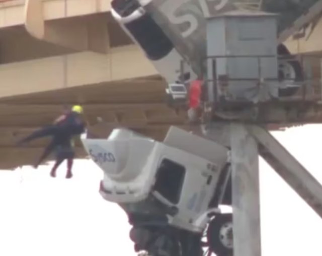 Un camion sospeso su un ponte (video)