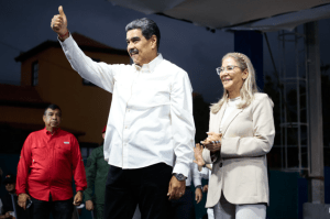 Maduro se quitó el “rojo, rojito” para blanquear su imagen en encuentro con pastores cristianos