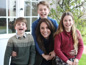 Las agencias retiran la foto de Kate Middleton con sus hijos porque aseguran que está manipulada