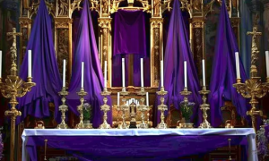 Sábado Santo, el día del silencio expectante en que las imágenes de las iglesias están tapadas