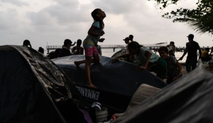 “Estamos en el infierno”: Migrantes varados en las playas de Necoclí a la espera de una lancha para llegar al Darién