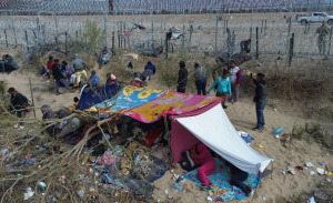 Migrantes acampan en la frontera entre EEUU y México tras el caos generado por la ley SB4 de Texas