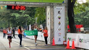 Venezolana Joselyn Brea arrasó e impuso nuevo récord nacional en los 21K del Maratón CAF 2024