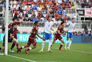 Con un estelar Retegui, la campeona de Europa venció a una Vinotinto que plantó cara