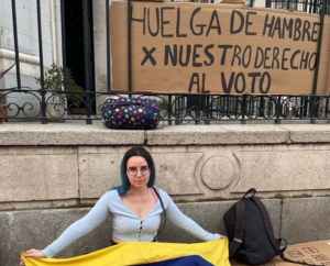 Joven venezolana continúa en huelga de hambre y exige la apertura del registro electoral en Madrid
