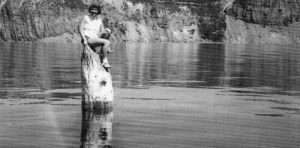 Enigma sin explicación: un tronco de árbol lleva flotando de pie casi 130 años en Oregón