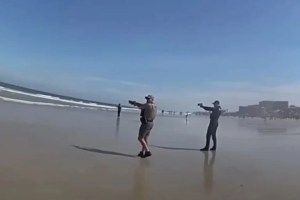 Joven de 16 años amenazó con una pistola a bañistas de una playa en Florida y todo quedó captado en VIDEO