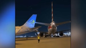 VIDEO: captan el momento en que dos aviones colisionan en plena pista del aeropuerto de Miami