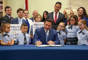DeSantis firmó cinco leyes para castigar “severamente” delitos sexuales contra niños