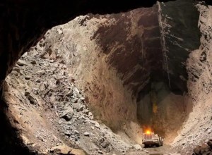 Continúa la búsqueda 13 mineros atrapados en una mina de oro en el este de Rusia