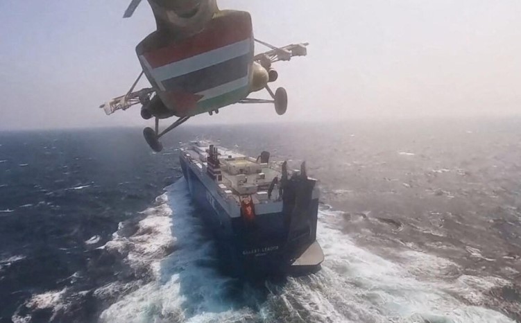 Hutíes atacan un barco en el mar Rojo y EEUU destruye lanzaderas en Yemen
