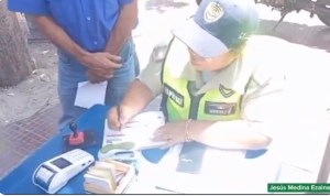 Pillaron a funcionarios de PoliCaracas cobrando multas con un punto de venta (VIDEO)