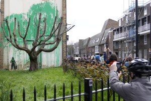 La última obra maestra de Banksy: un mural con un árbol mutilado