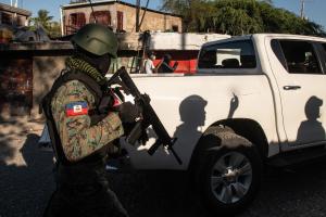 Ejército de EEUU evacua por aire a personal de su embajada en Haití (Video)