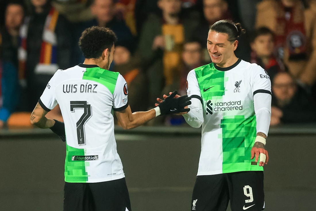 Combinación latinoamericana del Liverpool lo dejó con pie y medio en los cuartos de la Europa League