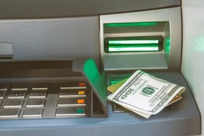 Por un error del sistema, clientes de un banco pudieron sacar 40 millones dólares que no tenían