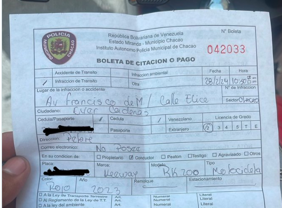 TODO MAL: Conductor irresponsable se comió una luz en Chacao… y la multa le salió EN EUROS