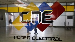 Representantes de UNT acuden al CNE para inscribir candidatura de Edmundo González a la tarjeta del partido
