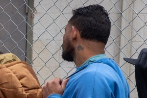 Observan a migrantes con sospechosos tatuajes en El Paso y creen que son del Tren de Aragua