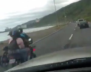 El insólito accidente entre dos motorizados que quedó filmado frente a una alcabala policial en Vargas (VIDEO)