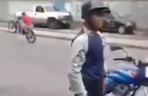 Motorizado “piró” en caballito cuando PNB le pidió llevar la moto al comando (VIDEO)