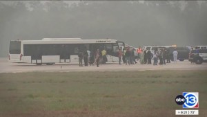 “Gran estallido”: colapsó el tren de aterrizaje de un vuelo repleto de pasajeros en aeropuerto de Houston (VIDEO)