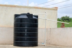 VIDEO: Se llevó una sorpresa al hallar a un hombre desnudo en el tanque de agua de su casa