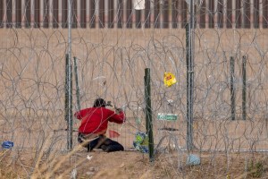 Captan a migrante cortando la cerca fronteriza en Texas previo a la llegada de tropas de la Guardia Nacional (VIDEO)