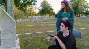 Trío amoroso con un espíritu: guía de fenómenos paranormales encontró placer en el cementerio (VIDEO)