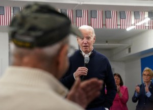 Biden le pidió permiso a su personal para responder preguntas a la prensa y esto ocurrió luego (VIDEO)