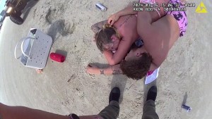 Padres pasados de tragos terminaron tras las rejas por quedarse dormidos y descuidar a sus hijos en una playa de Florida