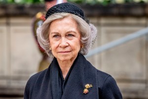 La reina Sofía de España continúa hospitalizada por una infección con evolución favorable