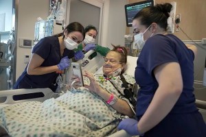 Realizan el primer trasplante combinado de bomba cardíaca y riñón de cerdo a mujer en Nueva Jersey