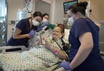 Realizan el primer trasplante combinado de bomba cardíaca y riñón de cerdo a mujer en Nueva Jersey