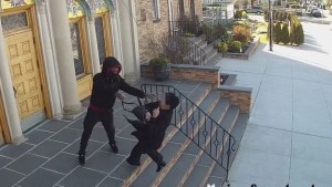 Dramático VIDEO: Anciana fue empujada por las escaleras y robada frente a su iglesia de Queens