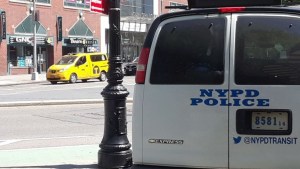 “Si gritas, te disparo”: mujer fue abusada por invasor en escaleras de su edificio en Nueva York
