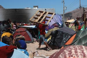 Miles de migrantes armaron un campamento en el norte de México tras operativos en los trenes