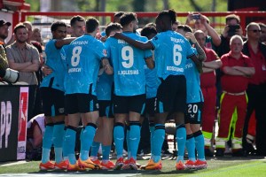 Leverkusen quedó a un triunfo de su primera Bundesliga tras otro tropiezo del Bayern Múnich