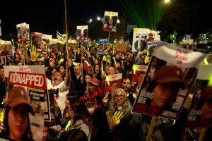 “Liberen a los rehenes”, exigieron miles de israelíes frente al Parlamento en Jerusalén
