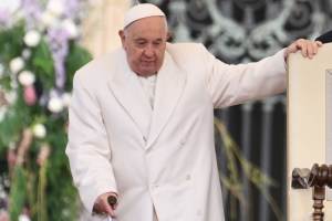 El papa Francisco agradece su labor a la Guardia Suiza e insta a los reclutas a salir a conocer Roma